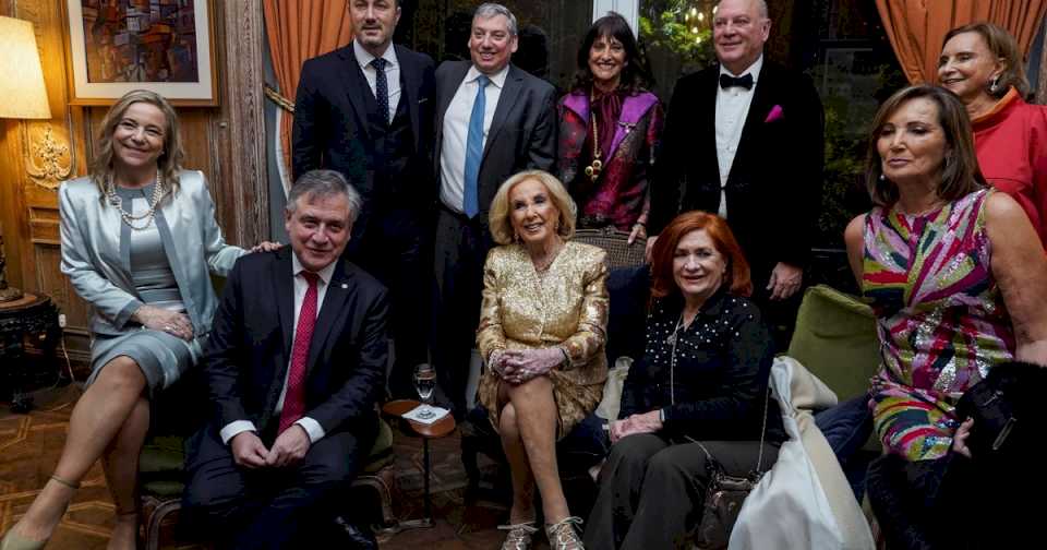 Mirtha Legrand, el jefe de la SIDE y medio Gabinete en el festejo por el  Día Nacional de Uruguay