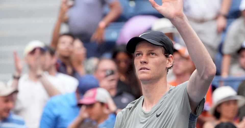 Jannik Sinner puso primera en el US Open y lanzó una picante respuesta tras las críticas de Kyrgios y Djokovic por el doping