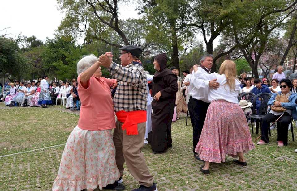 Exitosa fiesta de residencias de adultos mayores en la plaza 25 de Mayo