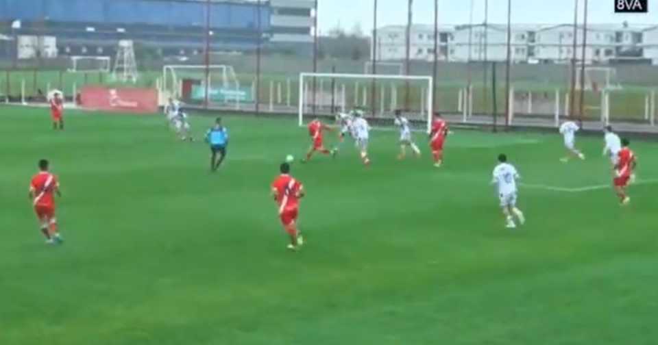 el-espectacular-golazo-a-lo-bichi-borghi-de-un-juvenil-de-argentinos-juniors:-potrero-puro-para-definir-de-rabona-y-por-arriba-del-arquero