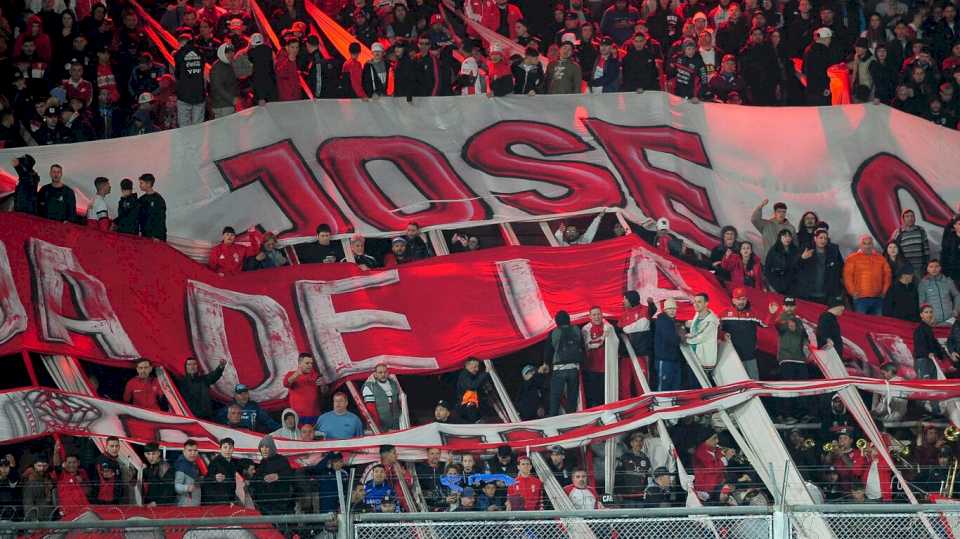 Se quebró otro sector de una tribuna de la cancha de Independiente en el partido entre Huracán y Argentinos