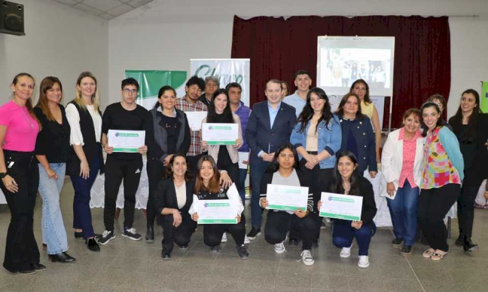 Reconocimiento municipal a estudiantes de Turismo que colaboraron en la Bienal de Esculturas