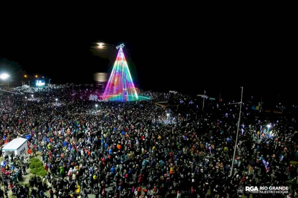 el-encendido-del-arbol-navideno-fue-declarado-fiesta-de-la-ciudad-para-potenciarla-a-nivel-regional