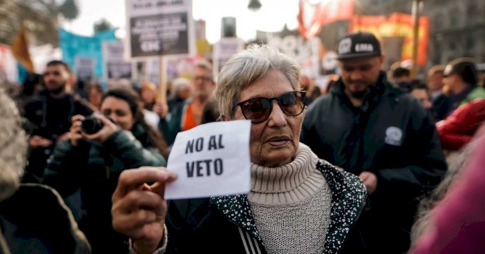 Un veto caro: frenar la nueva reforma jubilatoria le pega a Milei en el 29% de sus votantes