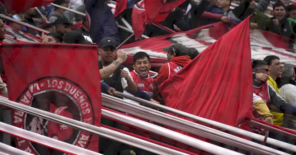 Salvaje agresión en cancha de Independiente: diez personas con camperas de la barra atacaron a un hincha