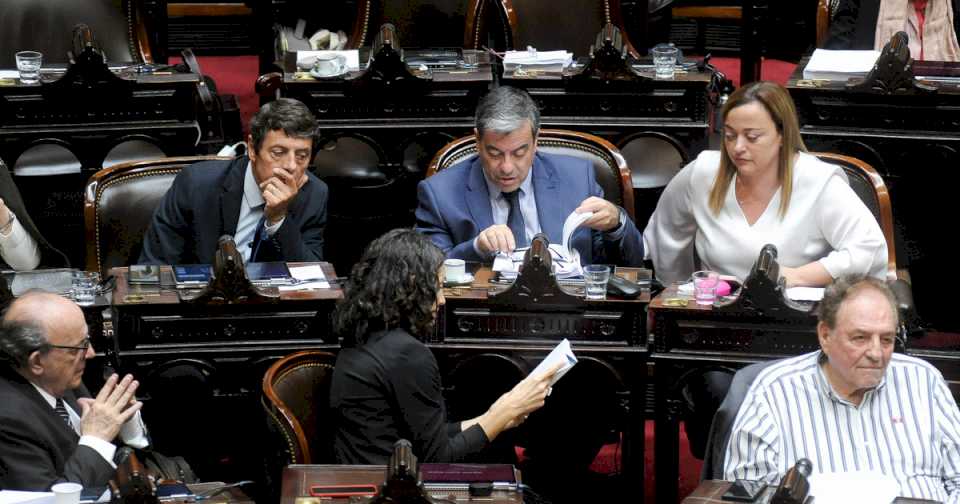 Oficializado el veto total de Milei a la suba de las jubilaciones, la oposición duda si tendrá los votos para insistir con la ley