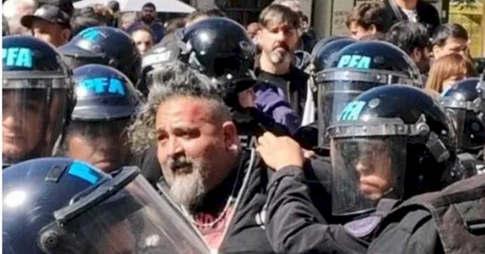 tension-e-incidentes-con-la-policia-en-una-manifestacion-de-trabajadores-judiciales-en-tribunales