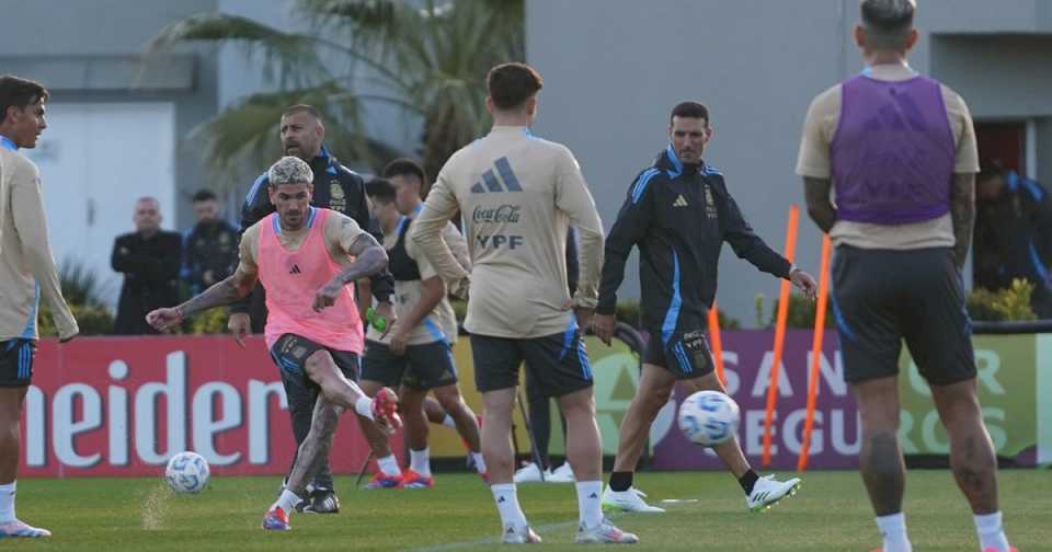 Los equipos que probó Lionel Scaloni para el partido ante Chile y la fórmula de la Selección según Lisandro Martínez: «No nos relajamos nunca»