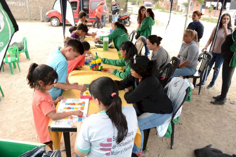 Agasajo municipal: diversión y enseñanzas para los chicos del barrio Sol y Esperanza