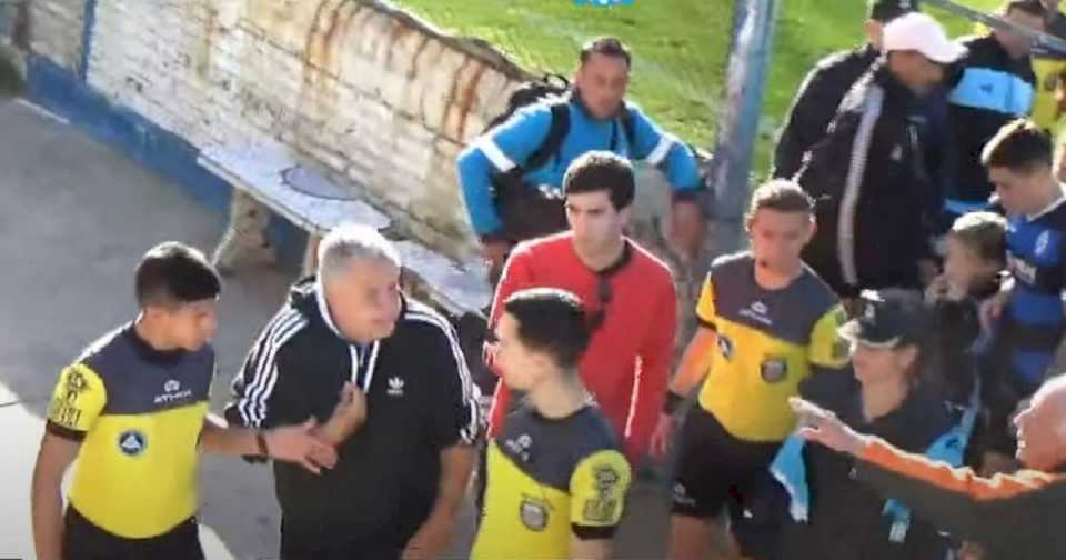 «¡Quiero saber por qué me rajás!»: el ataque de furia del periodista y DT Luis Ventura con un árbitro en un partido de fútbol del ascenso