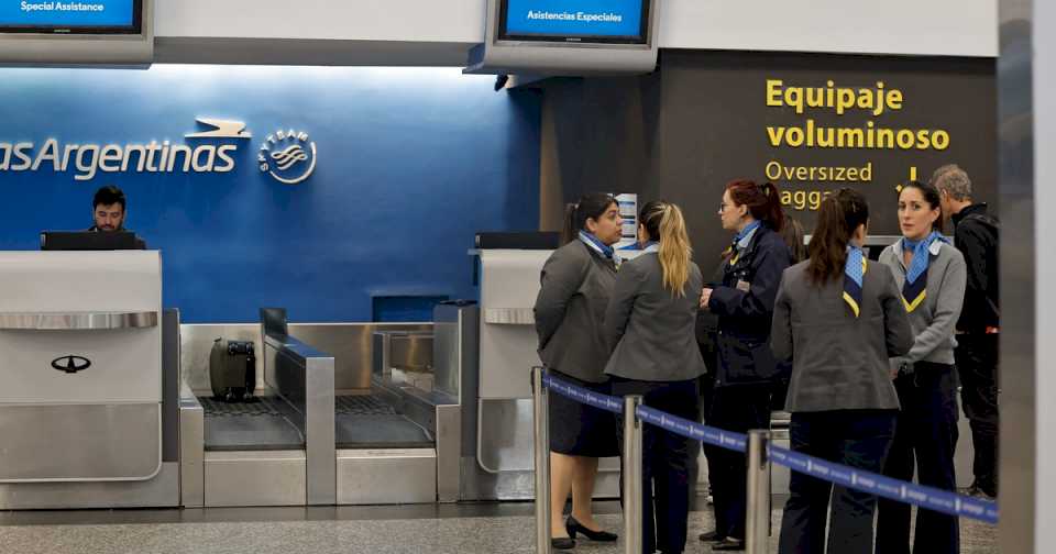 Sin acuerdo paritario en Aerolíneas Argentinas, los gremios amenazan con «medidas de fuerza más contundentes»