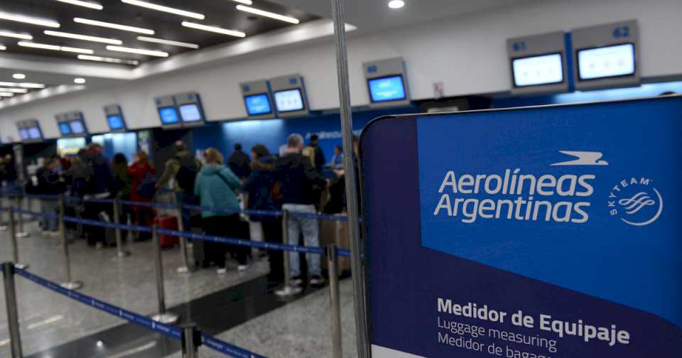 El Gobierno anunció que Aerolíneas Argentinas redujo 1.500 puestos de su planta y generó ingresos por primera vez en 7 años