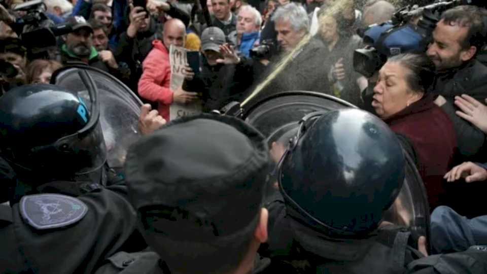 Incidentes en una marcha piquetera entre policías y manifestantes