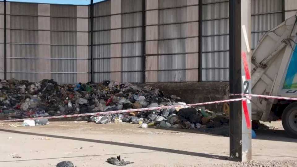 cordoba:-un-recolector-de-basura-murio-aplastado-entre-su-camion-y-una-pala-mecanica