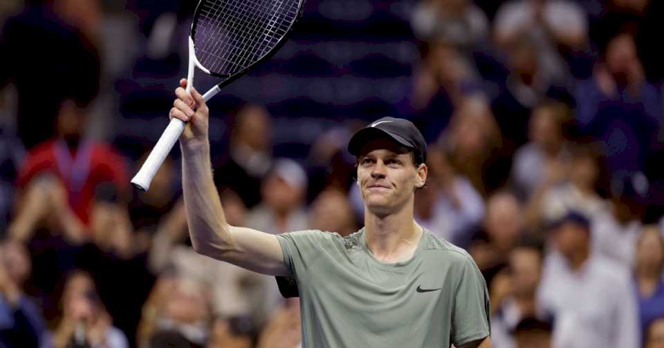 us-open:-jannik-sinner-gano-el-duelo-de-candidatos-ante-daniil-medvedev-y-se-metio-en-semifinales