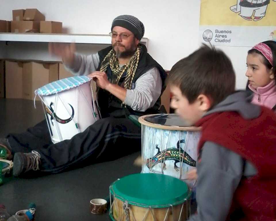 Talleres de “Toco con Poco”: armado de instrumentos musicales con materiales reciclados