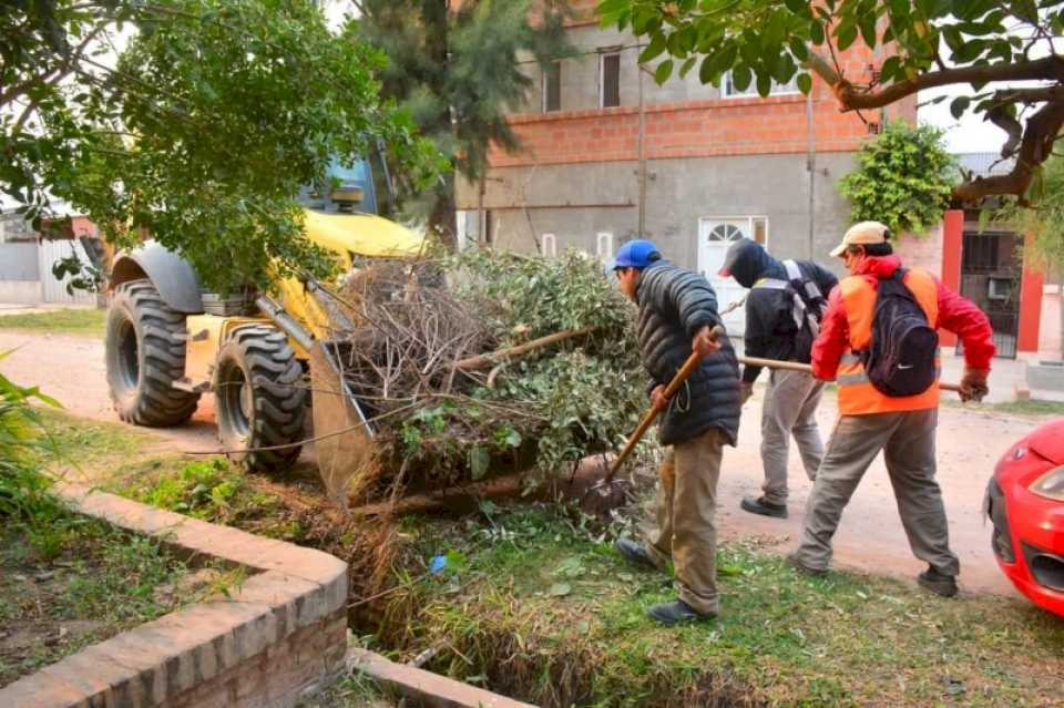 Operativos de descacharrado en barrios de Castelli