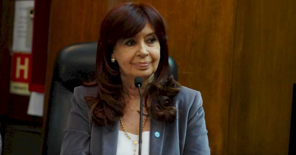 «es-la-economia-bimonetaria,-estupido»:-reaparecio-cristina-kirchner-con-duras-criticas-a-los-primeros-9-meses-de-gestion-de-milei