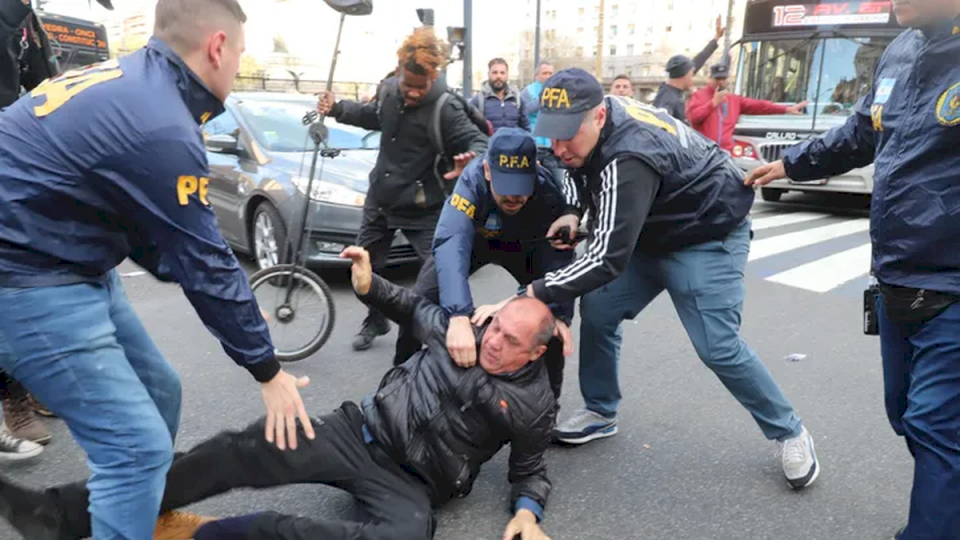 denunciaron-a-patricia-bullrich-por-la-represion-a-los-jubilados-en-el-congreso