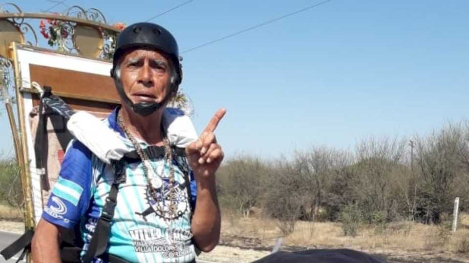 «El peregrino de la bicicleta de madera»: de Córdoba a Santiago del Estero con 70 años