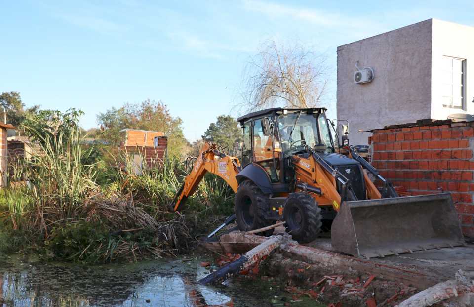 demolieron-una-construccion-ilegal-ubicada-sobre-la-laguna-del-barrio-vargas-ii