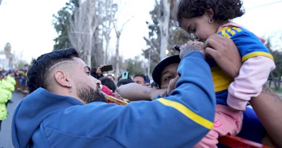 Boca llegó a Mendoza y fue recibido por una multitud: choca con Talleres por la Copa Argentina en un partido clave para Diego Martínez