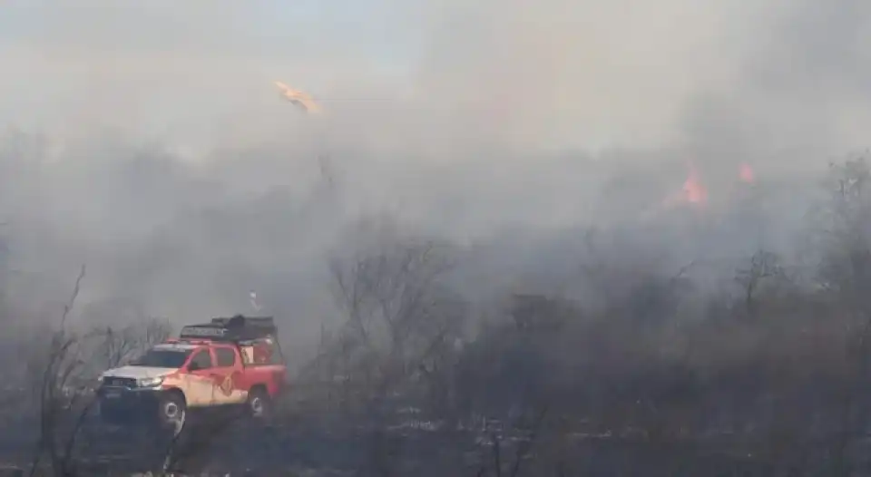 incendios-en-cordoba:-se-contuvo-el-foco-en-la-calera-pero-el-fuego-no-cede-en-ambul