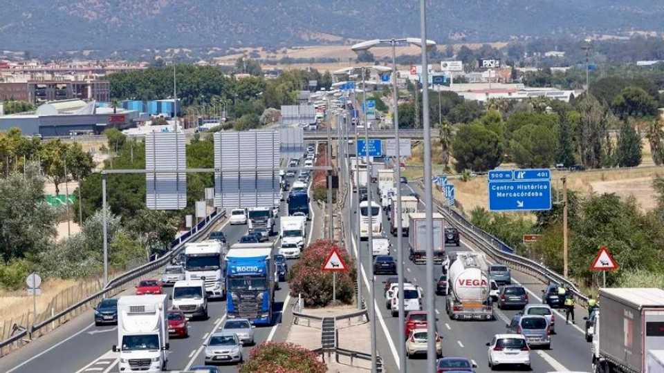 Vuelca un camión en la A-4 en Córdoba y deja un hombre herido