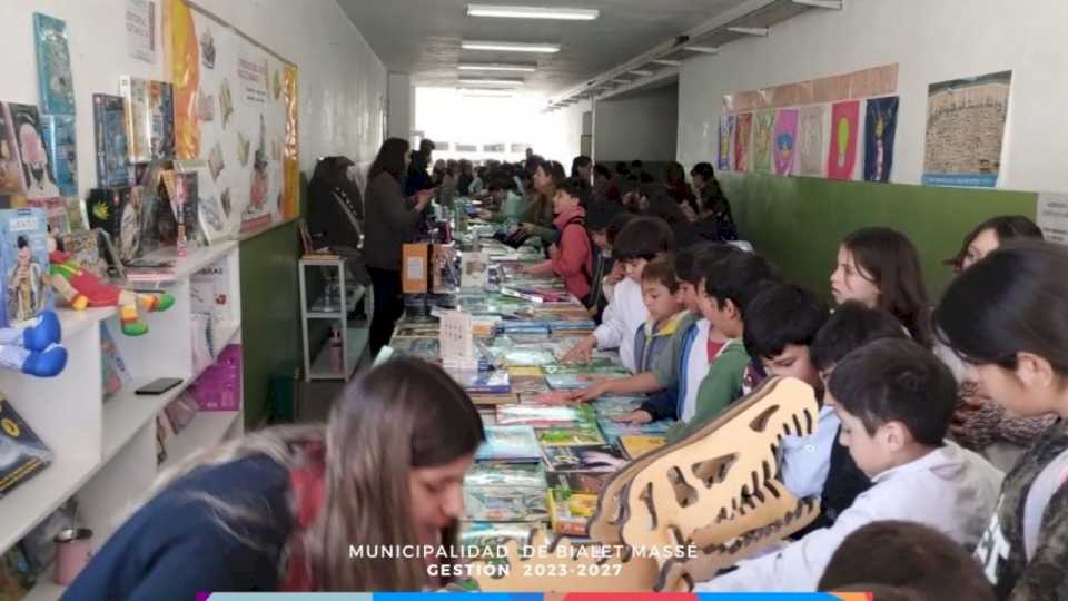 bialet-masse-se-convirtio-en-una-biblioteca-a-cielo-abierto