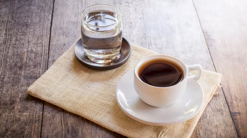 el-beneficio-de-tomar-un-vaso-de-agua-antes-de-beber-cafe