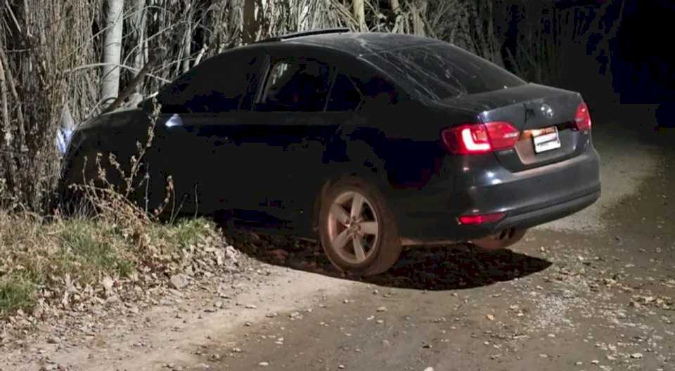 se-robo-un-auto-en-centenario,-escapo-de-un-control-policial-a-mas-de-100-km/h-y-choco