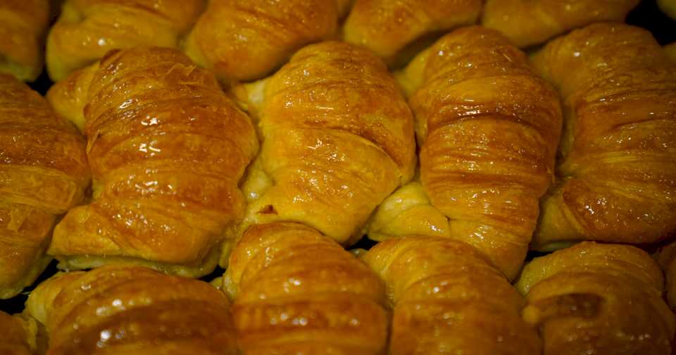 Cuánto gasta el Gobierno en medialunas y panes para los desayunos de Casa Rosada y Olivos