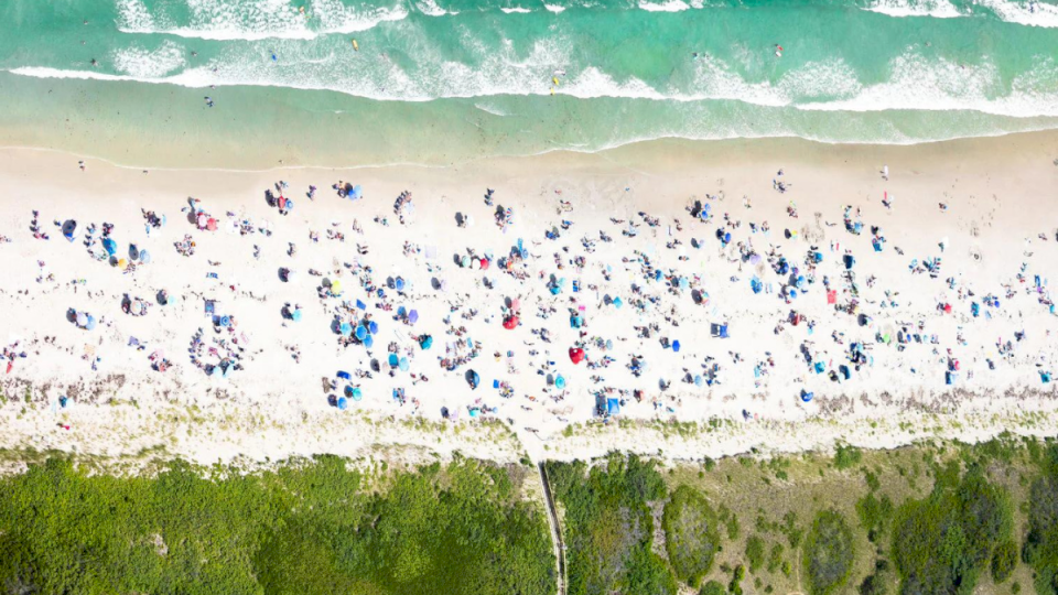 la-playa-de-arena-dorada-mas-encantadora-de-estados-unidos-para-descansar-y-disfrutar-de-un-oleaje-suave