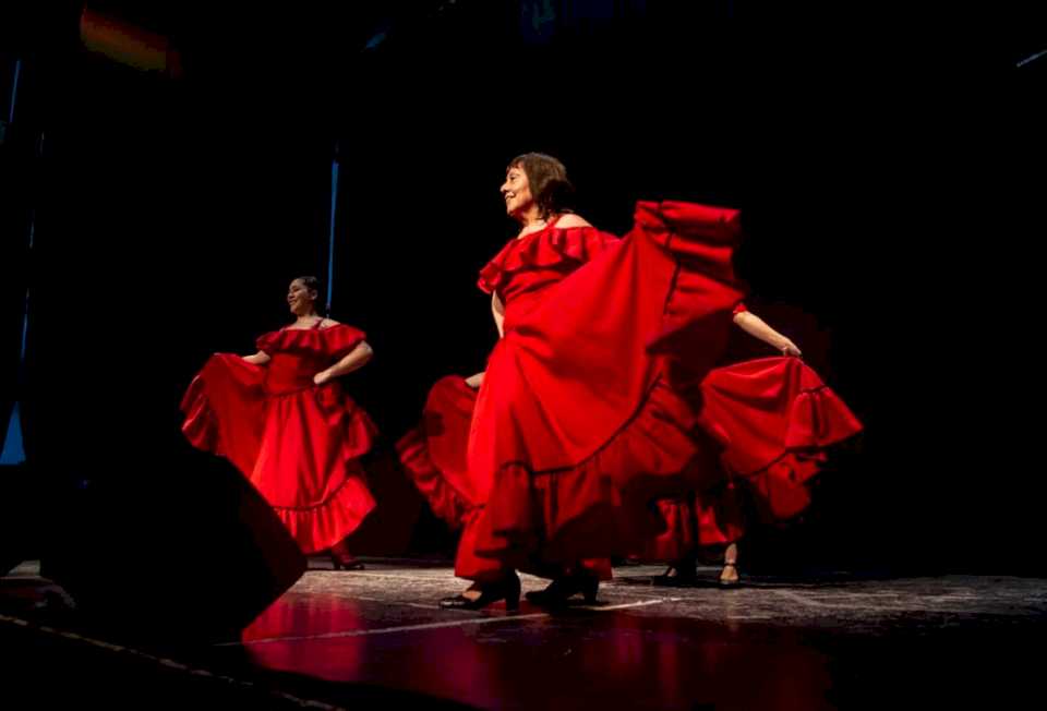 el-cine-teatro-de-astra-cumplio-100-anos-y-lo-festejo-con-un-gran-show-de-danza-y-musica