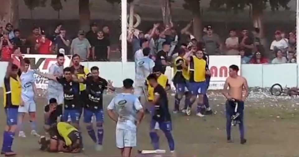 volaron-hasta-bicicletas:-salvaje-agresion-a-los-jugadores-y-al-arbitro-en-la-liga-rafaelina