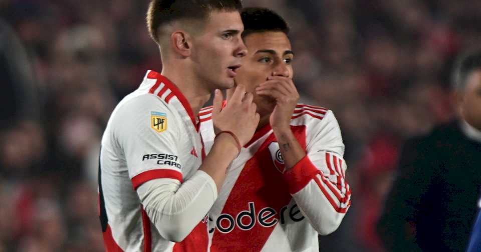 echeverri-y-mastantuono,-las-dos-joyas-de-river-que-pelean-por-un-lugar-en-el-equipo:-quien-se-mete-en-el-11-titular