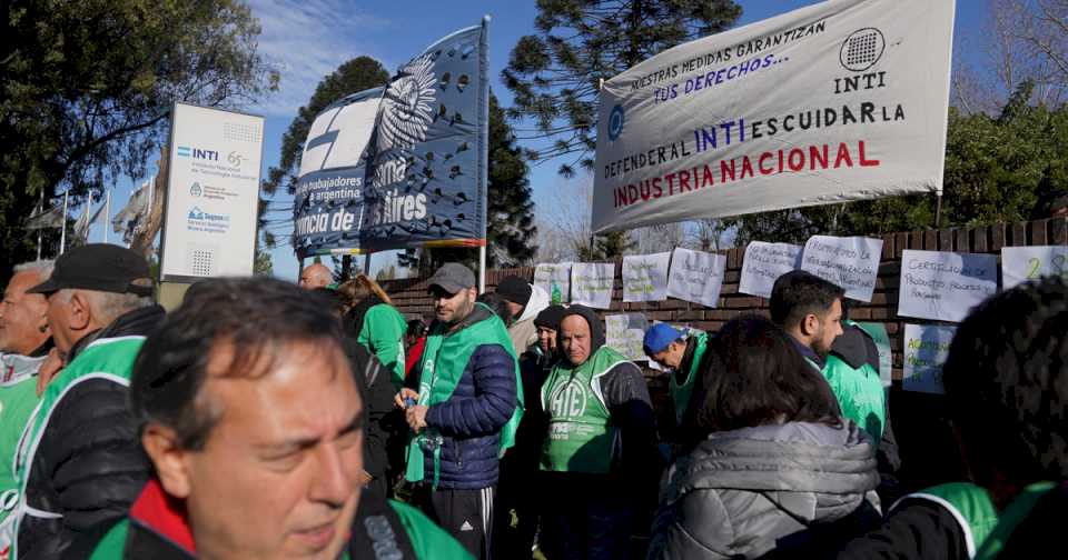 El Gobierno dice que se frenó la caída del empleo, pero admite que los salarios crecen de forma dispar