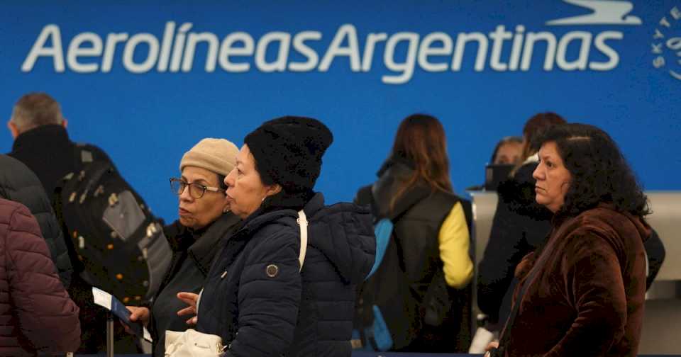 Conflicto aeronáutico: el Gobierno frenó a último momento una acción gremial en Ezeiza y Aeroparque que amenazaba generar demoras en vuelos