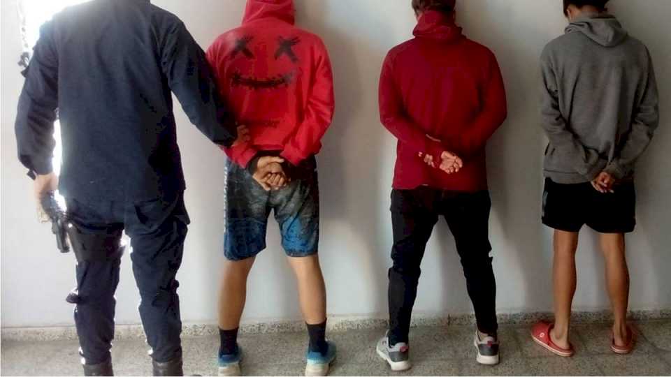 Aprehenden a tres jóvenes por irrumpir en un domicilio