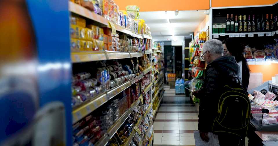 La rebaja del Impuesto País ya impactó en los precios de algunos productos, pero aún no se nota en los súper