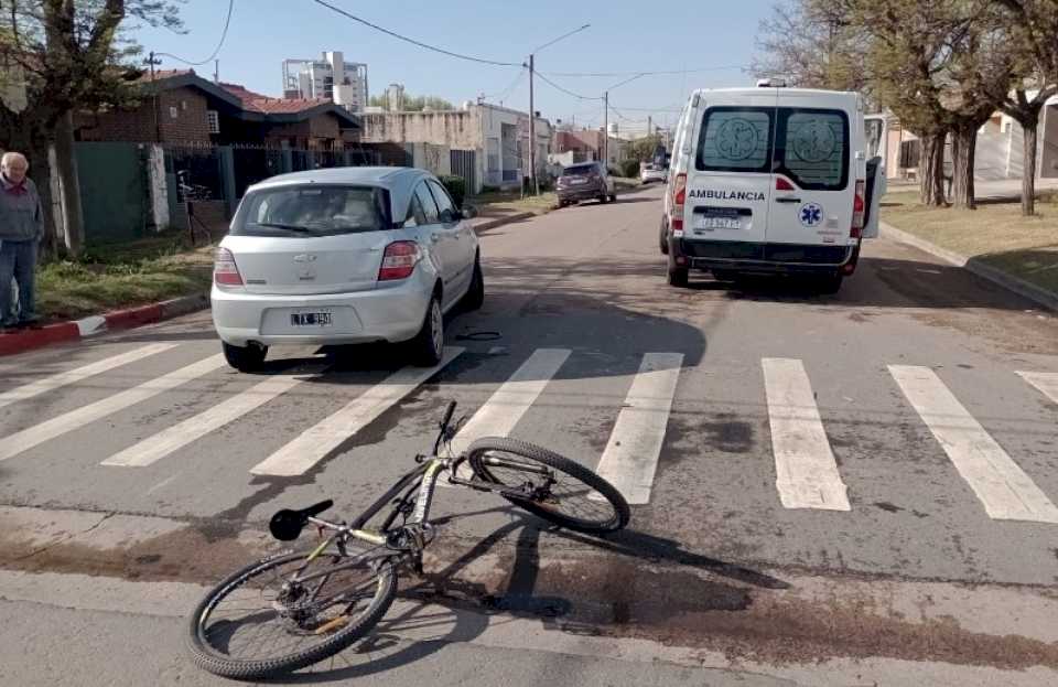 una-mujer-lesionada-por-un-choque-de-un-auto-a-una-bici