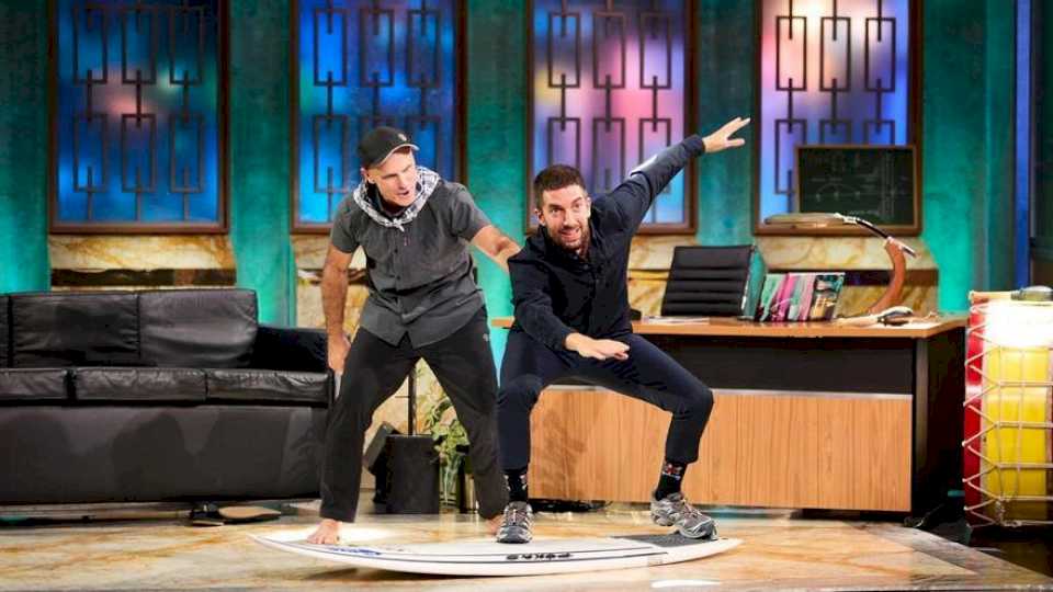 David Broncano planta cara a Pablo Motos: pros y contras de ‘La Revuelta’ frente a ‘El Hormiguero’