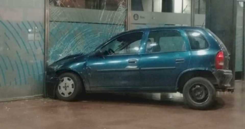 Un hombre estrelló su auto contra un banco en Rosario: creen que le negaron un crédito