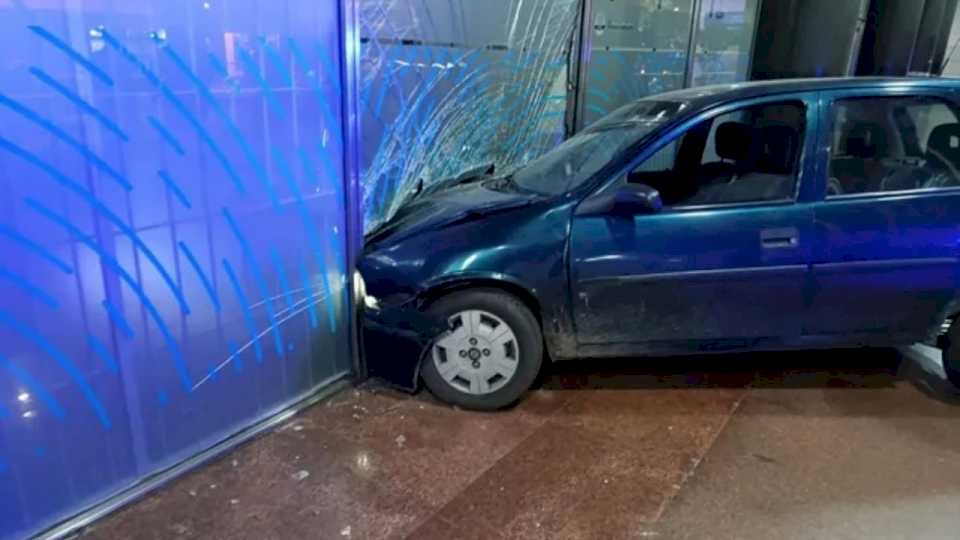 Le rechazaron un crédito, subió con su auto a la peatonal y chocó contra el Banco Nación