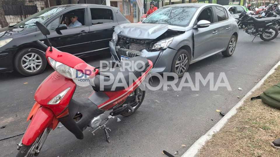 pudo-ser-un-tragedia:-violento-choque-en-cadena-sobre-avenida-belgrano-deja-solo-danos-materiales