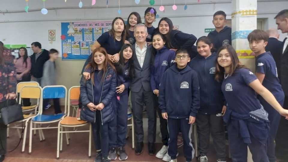 aviles-encabezo-el-acto-por-el-dia-del-maestro-en-la-escuela-carlos-paz