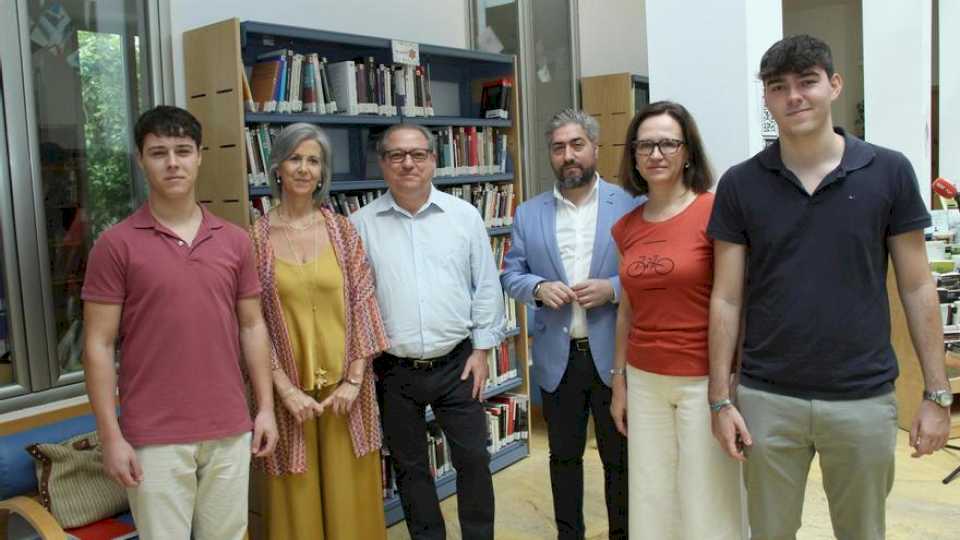 Donan 428 ejemplares sobre el holocausto a la Biblioteca de Lucena