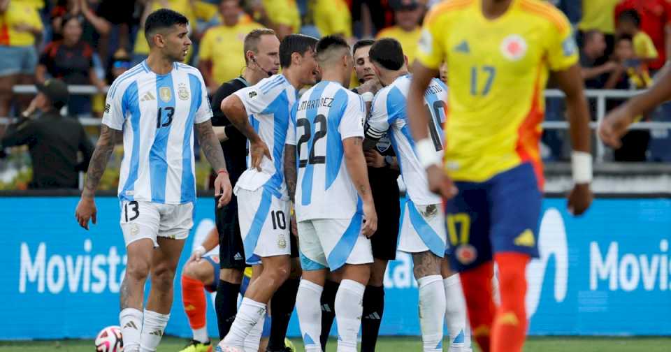 Final caliente entre Colombia y Argentina en Barranquilla: un emblema de la Selección mostró el parche de campeón del mundo y fue suspendido