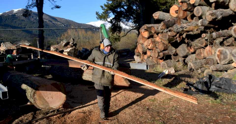 bariloche:-el-municipio-colabora-con-la-construccion-del-galpon-de-una-cooperativa-de-jovenes-en-el-vertedero