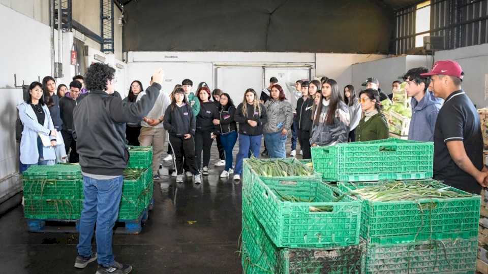 estudiantes-aprenden-el-proceso-productivo-del-vivero-municipal-de-guaymallen